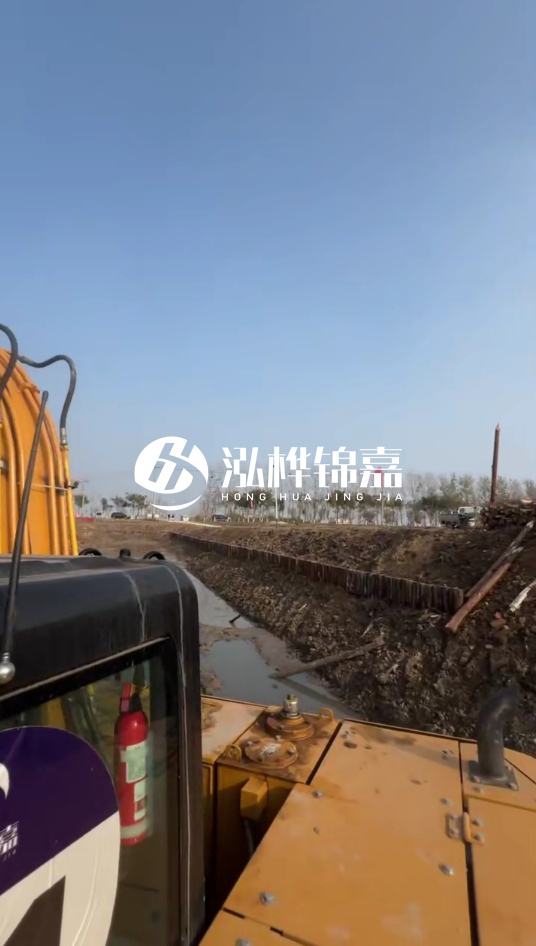 三門峽挖機(jī)打木樁專業(yè)施工-松木樁打樁木價格含運(yùn)輸成本嗎？